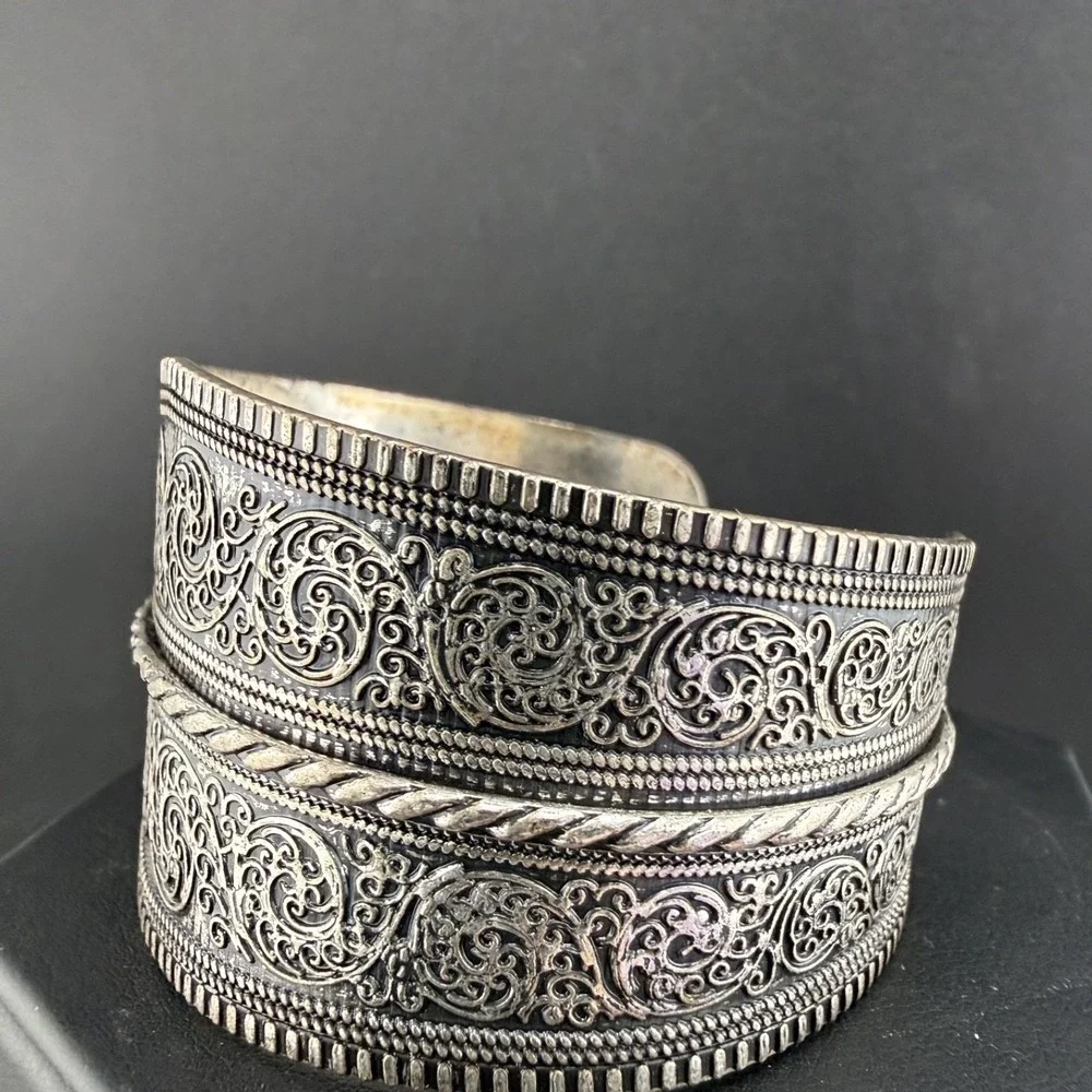 Vintage Chunky Cuff Bracelet‎ Silver Tone Embossed 7